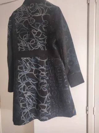 Chaquetón negro imitación desigual.