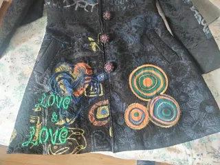 Chaquetón negro imitación desigual.