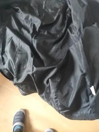 Chaquetón negro imitación desigual.