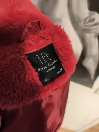 Abrigo rojo de pelo sintético