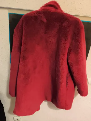 Abrigo rojo de pelo sintético