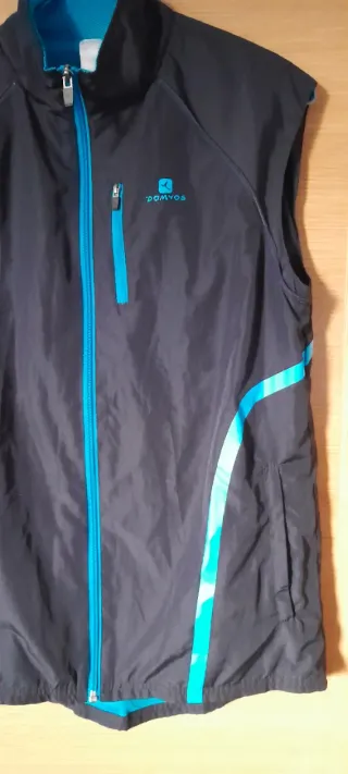 Cortavientos con doble uso chaqueta y chaleco