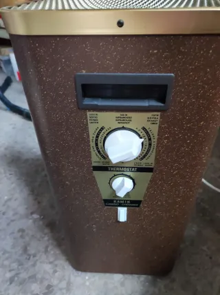 Calentador marrón con rejilla