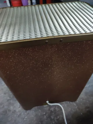 Calentador marrón con rejilla