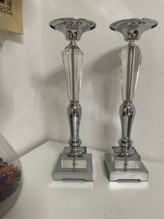 Portavelas de cristal y metal plateado.    36,5 al