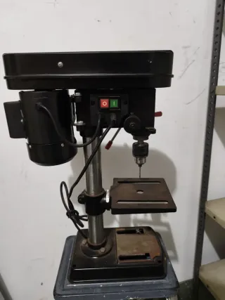 Taladro de columna negro