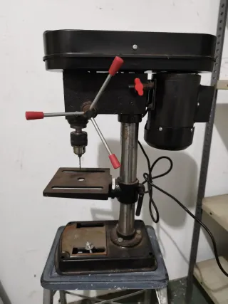 Taladro de columna negro