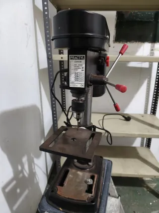 Taladro de columna negro