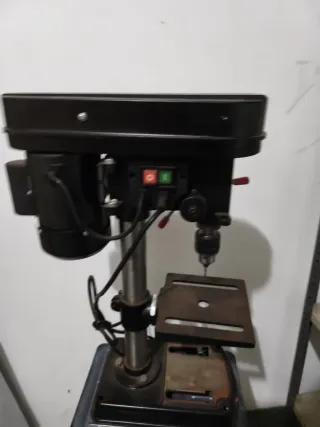 Taladro de columna negro