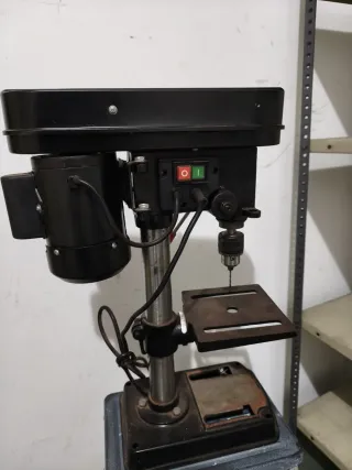 Taladro de columna negro