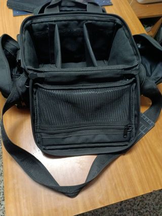 Botiquín negro con detalles fluorescentes