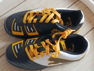 Zapatillas Puma Negras y Blancas talla 30