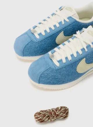 Zapatilla Deportiva Nike Cortez SE Denim Ahumado.