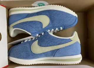 Zapatilla Deportiva Nike Cortez SE Denim Ahumado.