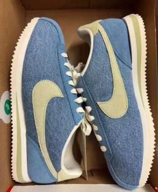 Zapatilla Deportiva Nike Cortez SE Denim Ahumado.
