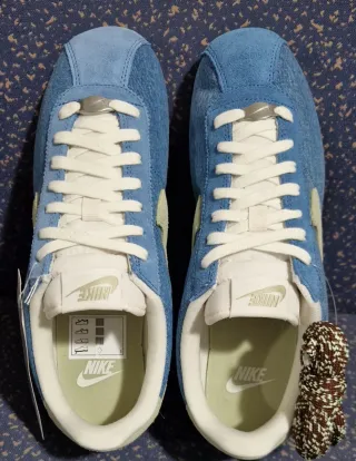 Zapatilla Deportiva Nike Cortez SE Denim Ahumado.
