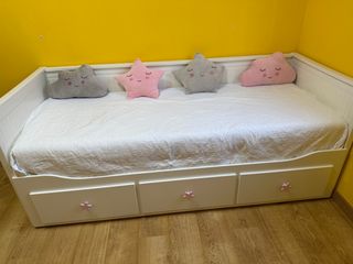 Diván Ikea Blanco con Cajones y dos camas