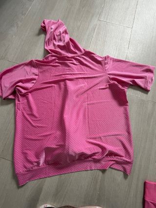 Sudadera rosa con lunares blancos