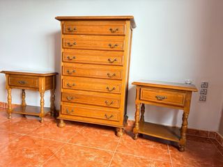 Cómoda y mesitas de madera