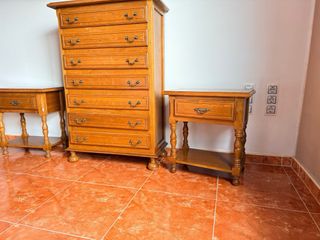 Cómoda y mesitas de madera
