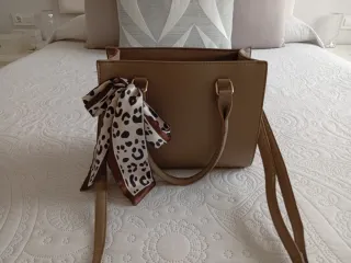 Bolso nuevo con pañuelo estampado
