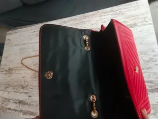 Bolso de mano rojo con cadena dorada