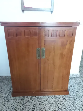 Mueble bar de madera maciza. Impecable.
