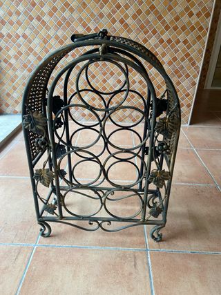 Botellero de hierro forjado y mimbre