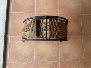 Botellero de hierro forjado y mimbre