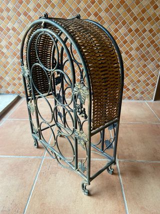 Botellero de hierro forjado y mimbre