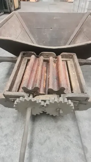 Estrujadora Uva Antigua Madera y Hierro