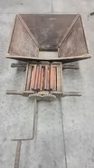 Estrujadora Uva Antigua Madera y Hierro