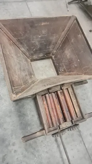 Estrujadora Uva Antigua Madera y Hierro