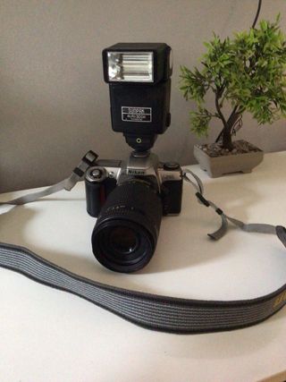 Cámara Nikon con Flash Sunpak