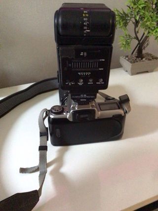 Cámara Nikon con Flash Sunpak