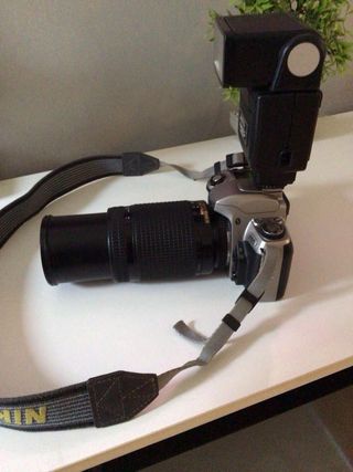 Cámara Nikon con Flash Sunpak