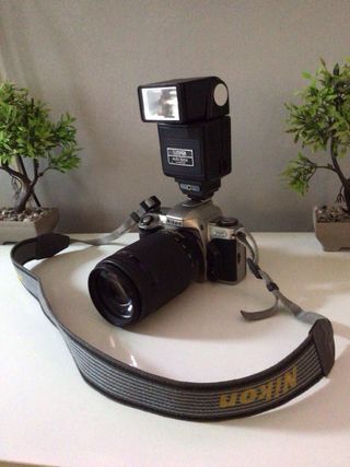 Cámara Nikon con Flash Sunpak