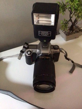 Cámara Nikon con Flash Sunpak