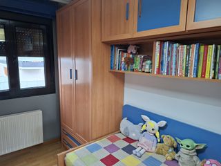 Habitación infantil con escritorio y 3 armarios.