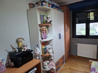 Habitación infantil con escritorio y 3 armarios.