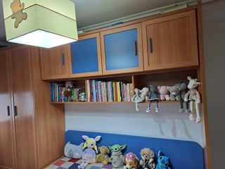 Habitación infantil con escritorio y 3 armarios.