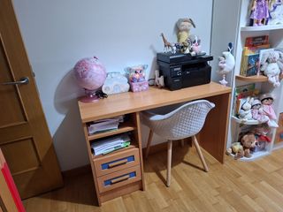 Habitación infantil con escritorio y 3 armarios.