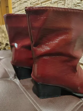 Botín acharolado borgoña