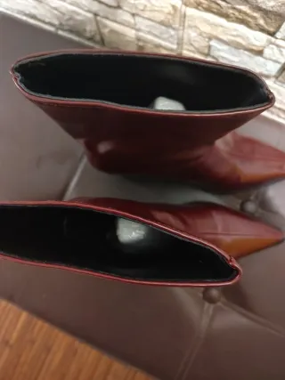 Botín acharolado borgoña