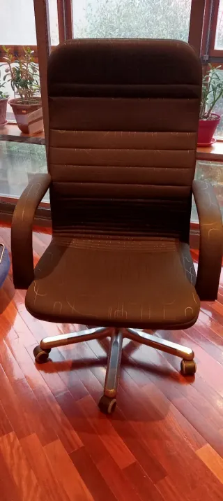 Silla de oficina giratoria negra