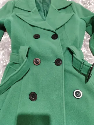 Abrigo verde con cinto y botones