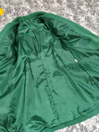 Abrigo verde con cinto y botones