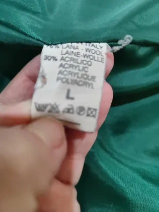 Abrigo verde con cinto y botones