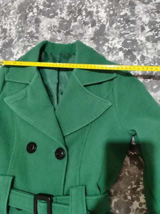 Abrigo verde con cinto y botones