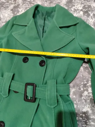 Abrigo verde con cinto y botones